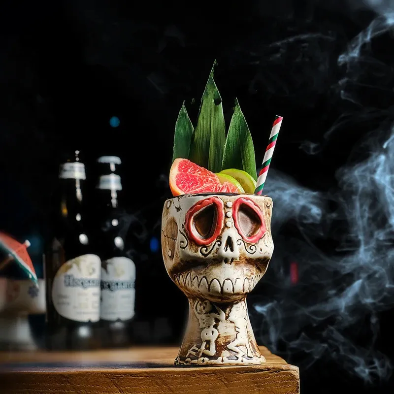 Copa de cóctel con calavera pa - Wine With Beer Mix reseña y precio